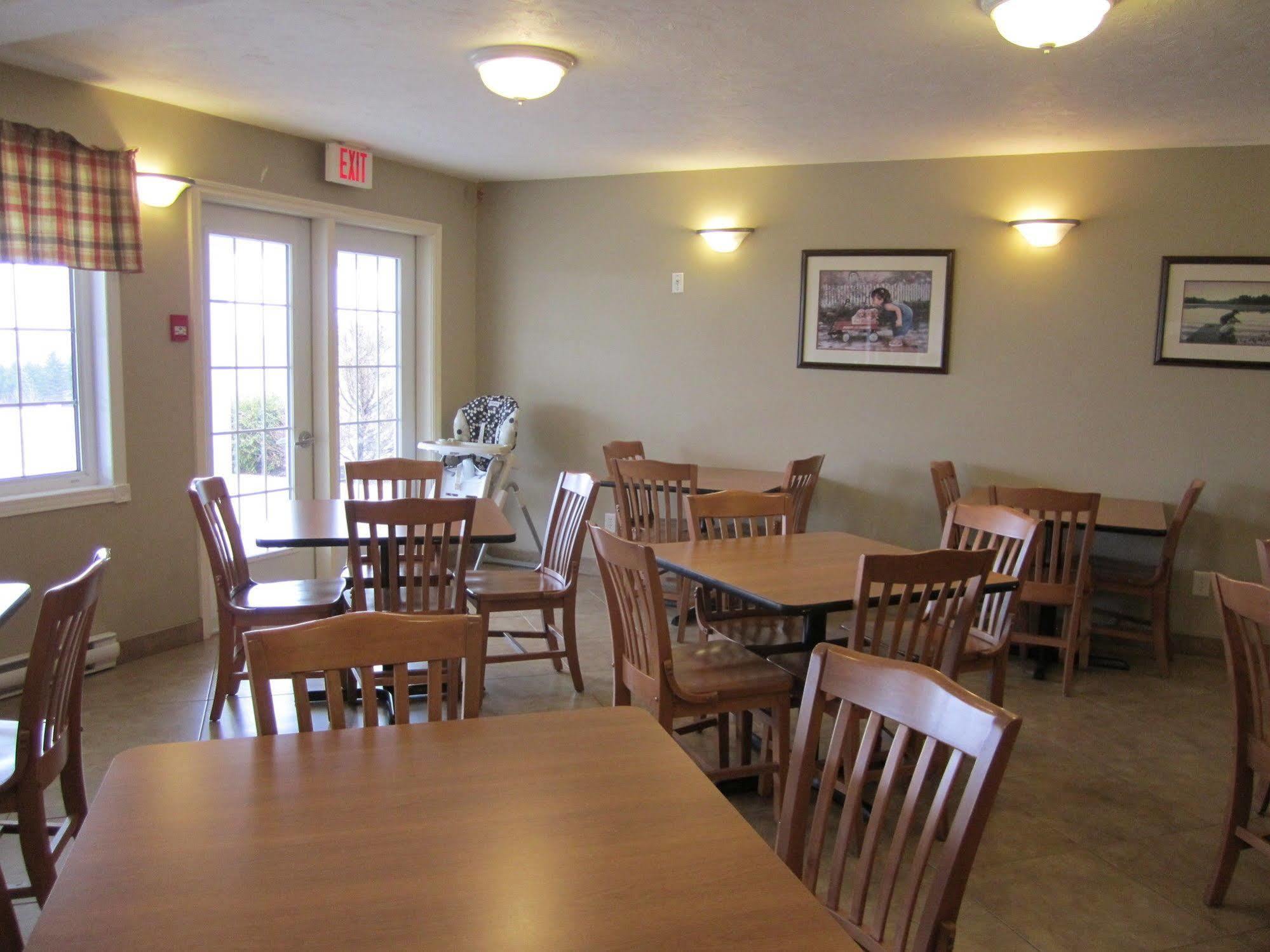 Auberge Bouctouche Inn & Suites Buitenkant foto